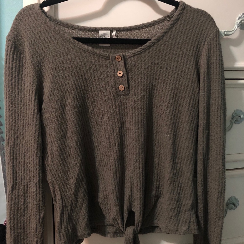 Green long sleeve tee shirt